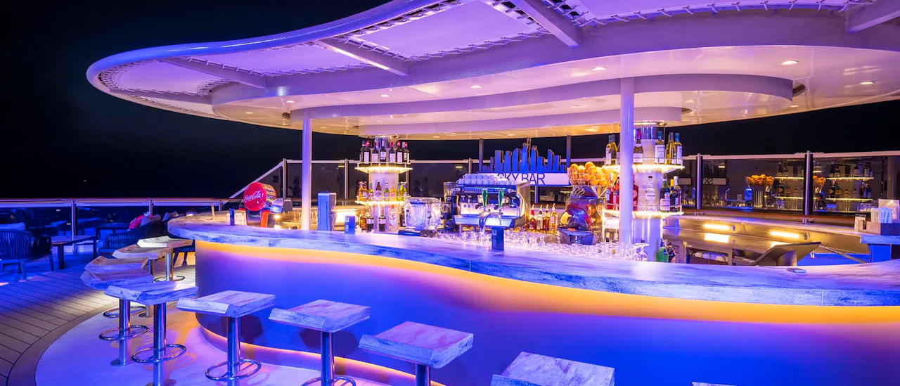 Njut av en cocktail i Sky Bar!