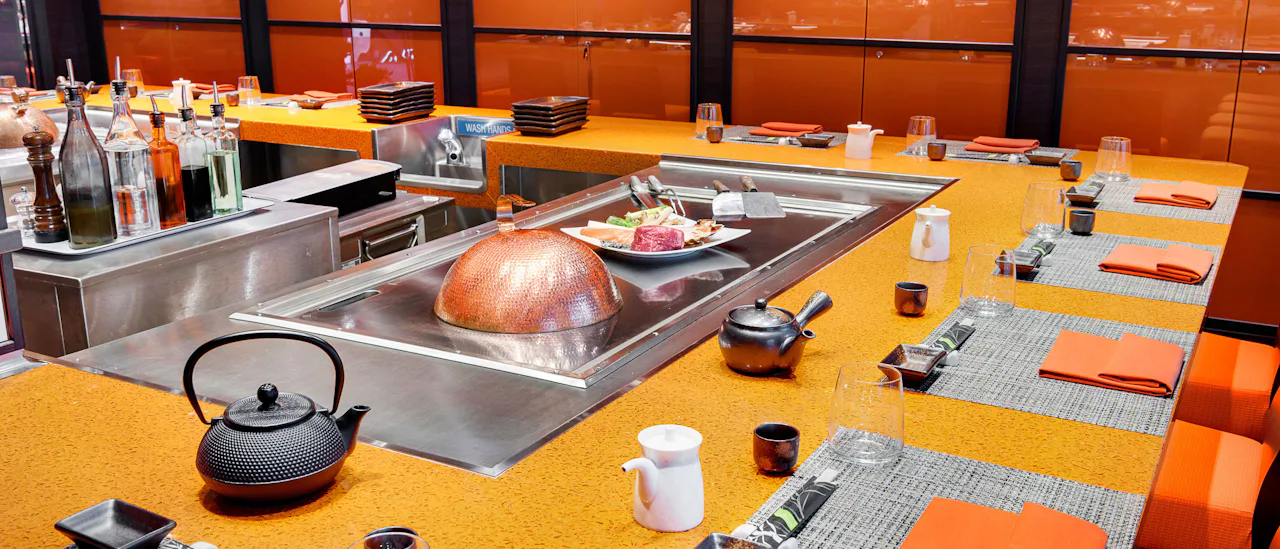 Sushi- och teppanyaki-restaurangen Kaito - mot extra kostnad.