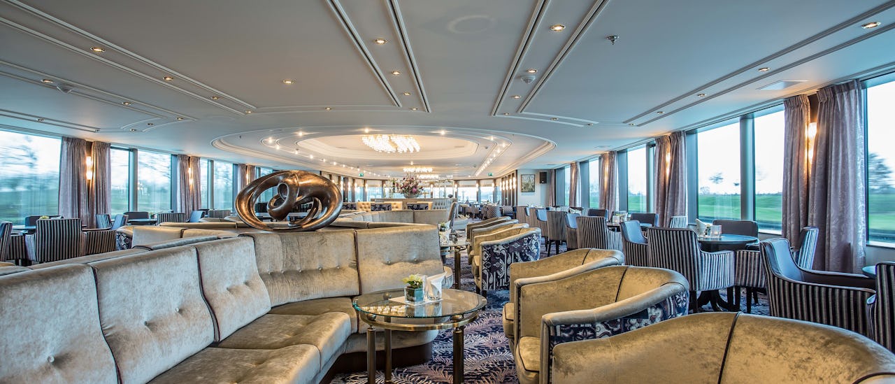 Njut av det förbipasserande landskapet i panoramaloungen