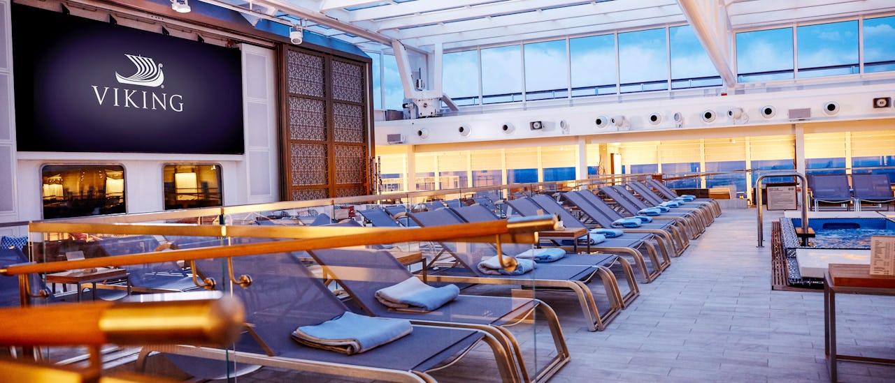 Bekväma loungesängar vid poolen