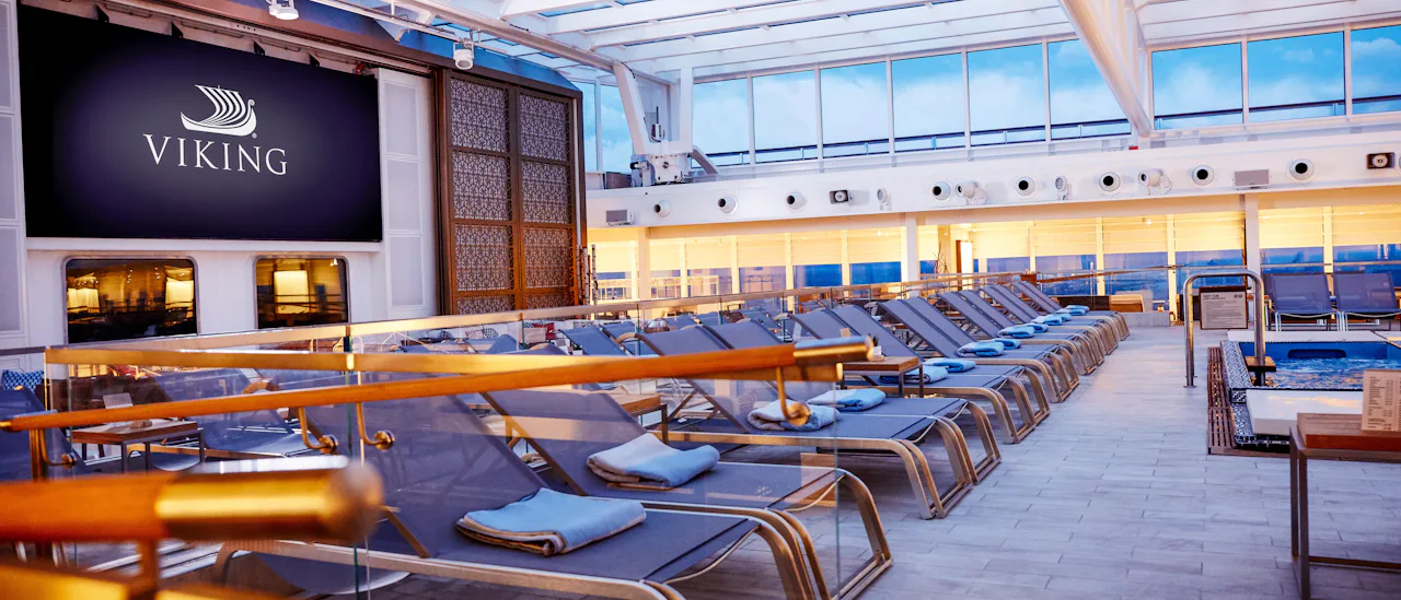 Sköna loungebäddar vid poolen
