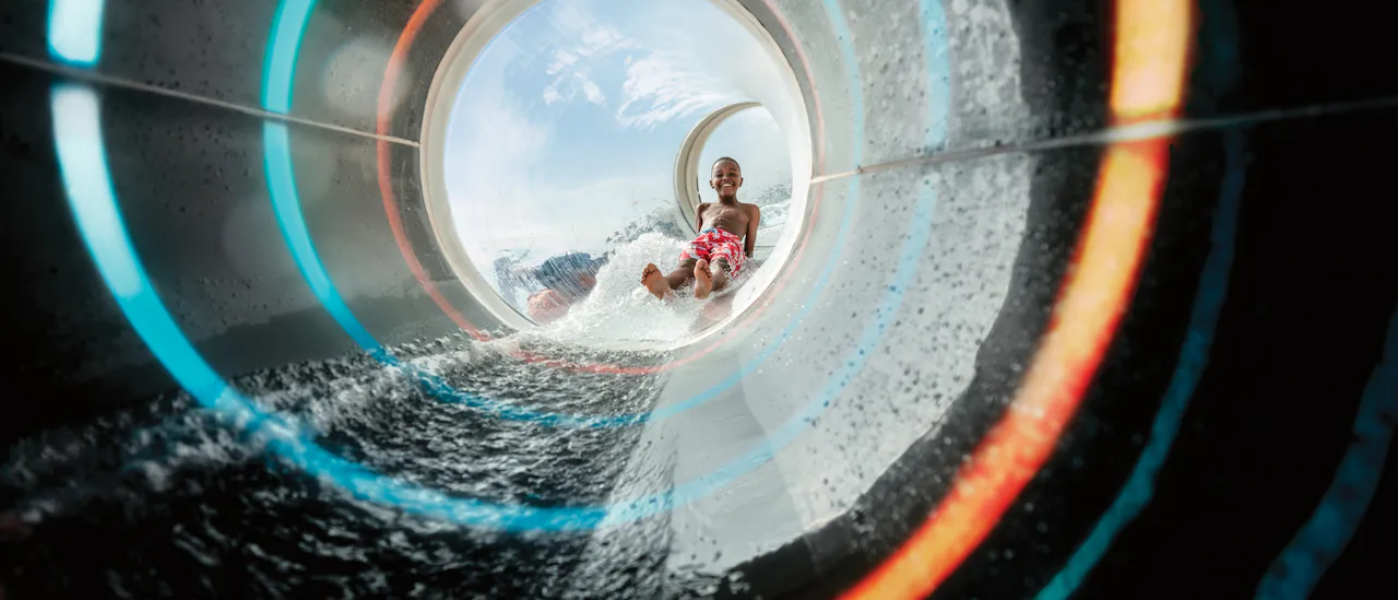 Upplev en hisnande tur i vattenrutschbanan "Perfect storm"