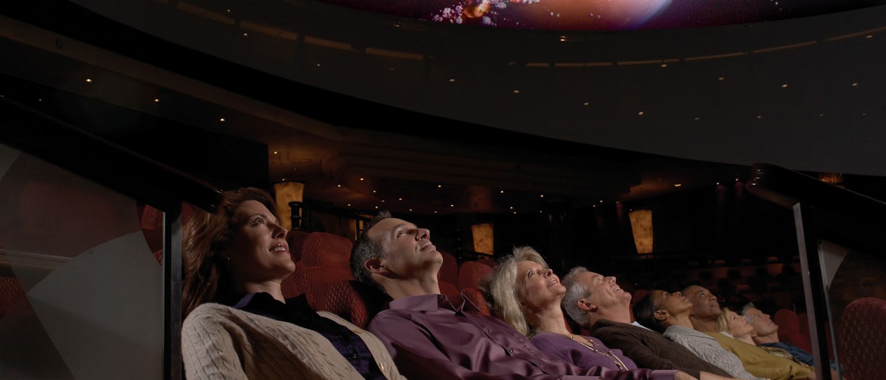 Resa genom rymden i Queen Mary 2:s planetarium