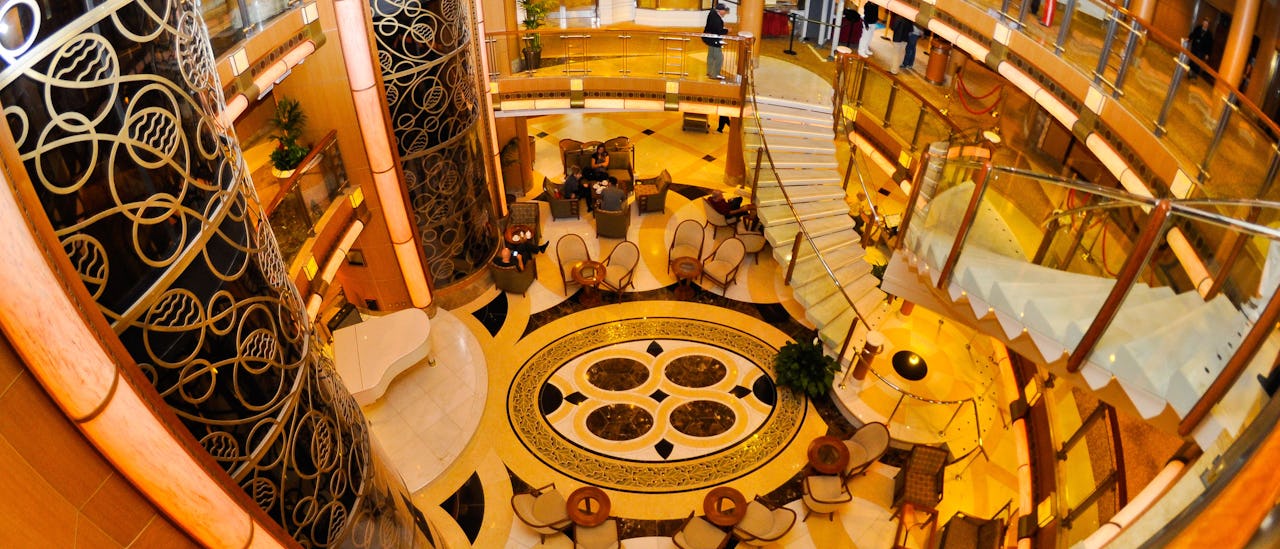 Mittpunkten "Piazzan" där jonglörer, musiker och akrobater ofta uppträder