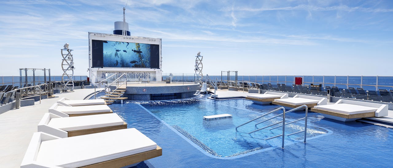 Huvudpoolen - Long Island Pool har två olika djup