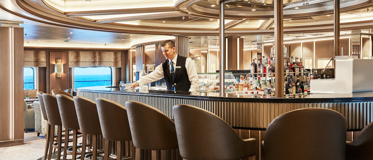 Njut av en drink i Arts bar