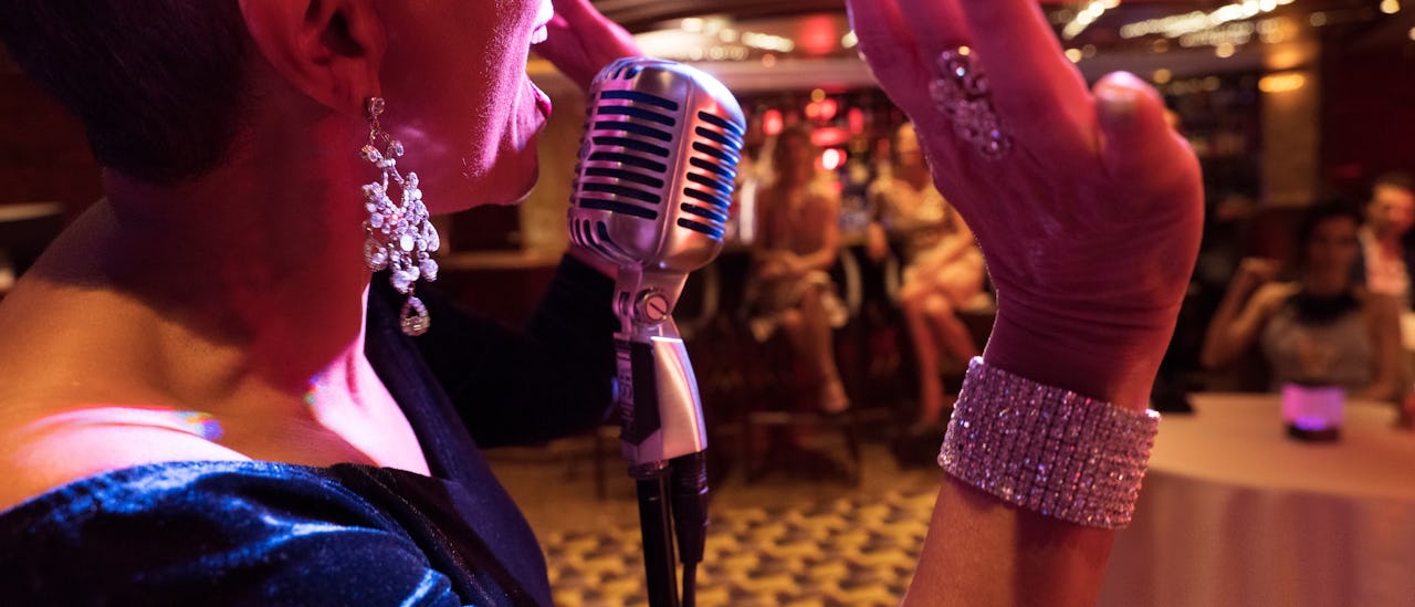 Ta en drink och lyssna på levande musik i La Dolce Vita