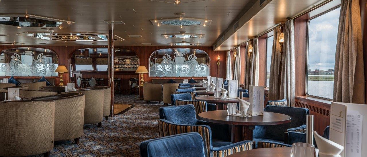 Njut av en god drink i baren medan du ser det vackra landskapet åka förbi