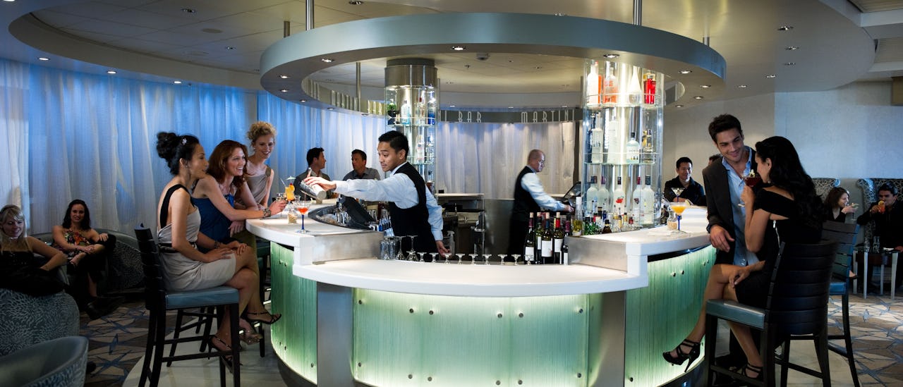 I Martini baren skakar bartendern fram alla tänkbara varianter av världens mest klassiska drink