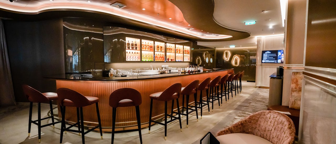 Njut av en drink i World Class Bar