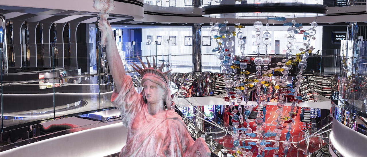 Designen ombord och de allmänna utrymmena är inspirerade av storstaden New York