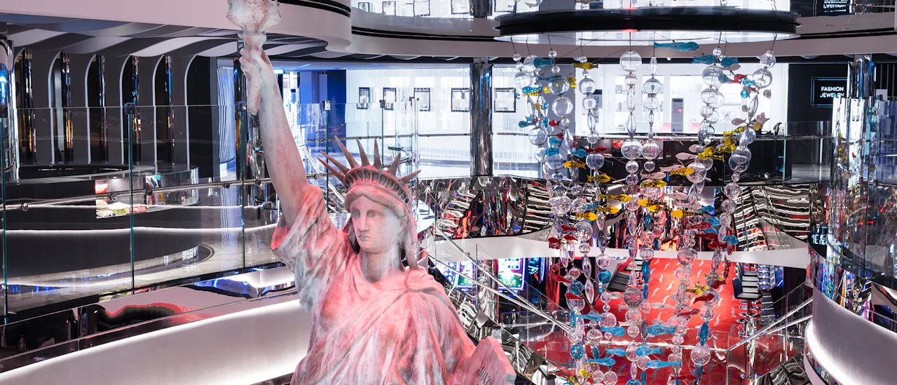 Designen ombord och de allmänna utrymmena är inspirerade av storstaden New York