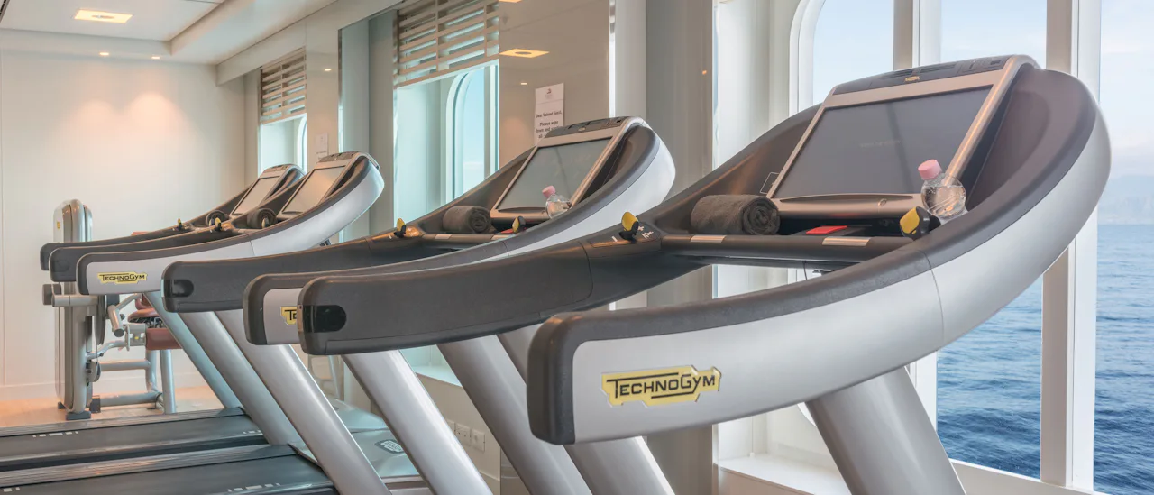 Träna med havsutsikt på ett välutrustat gym