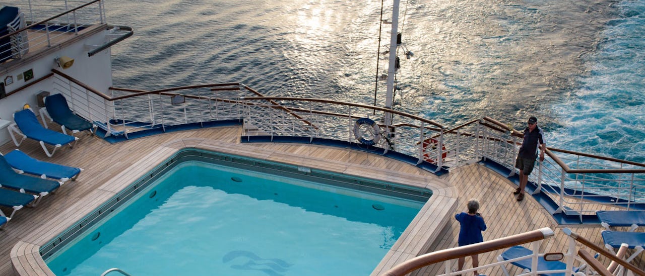 Pool med utsikt över kölvattnet