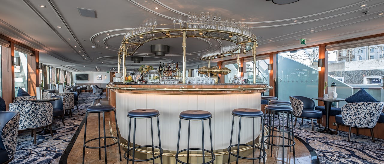 Efter middagen kan du ta en drink i Tiara-baren och njuta av det förbipasserande landskapet