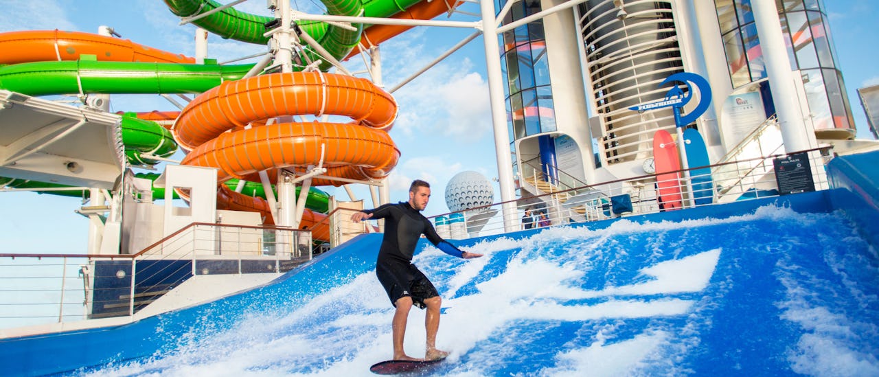 Surfsimulatorn Flowrider med vattenrutschbanorna Perfect Storm i bakgrunden