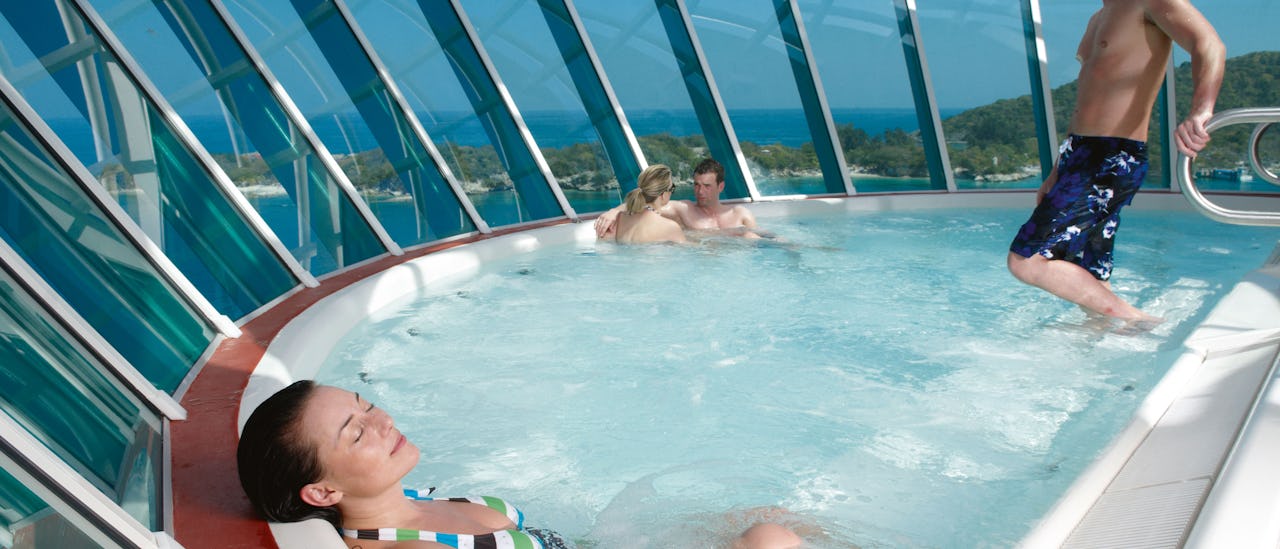 Luta dig tillbaka i jacuzzin som hänger utanför fartygskroppen 30 meter ovanför vattenytan.