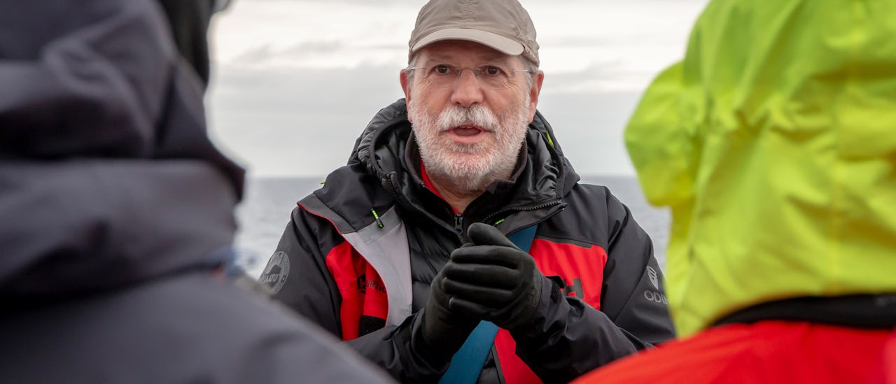 Följ med på promenader och utomhusaktiviteter iland