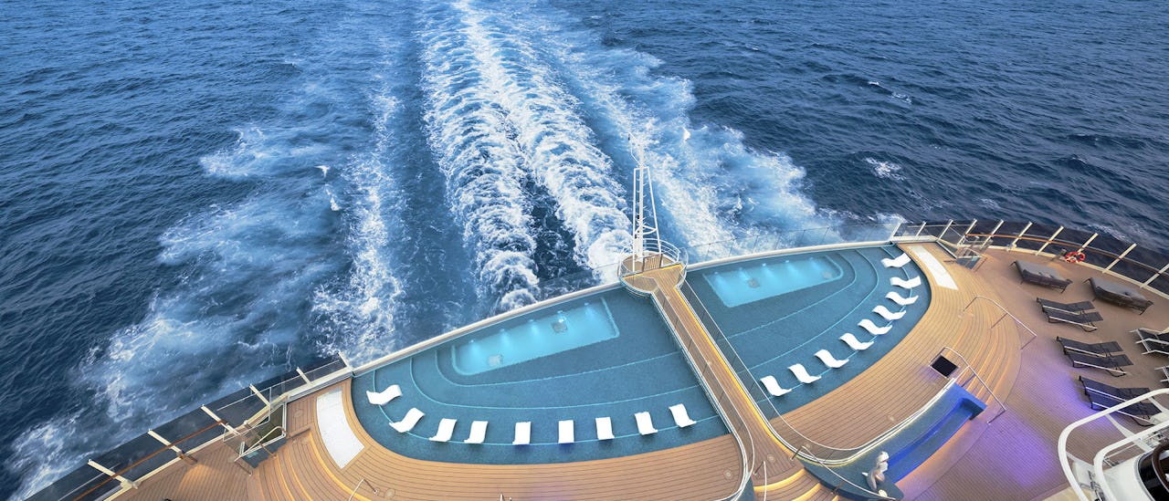 Suckarnas bro - glasgolvet ligger vid den unika utsiktspunkten på däck 16-22 meter över Infinity Pool.