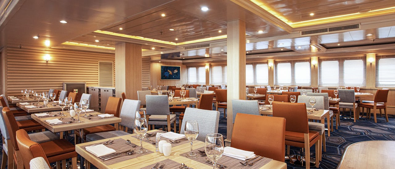 På nedersta däck finns Beagle Restaurant – en plats för att skämma bort dina sinnen och njuta av all den fantastiska mat som erbjuds