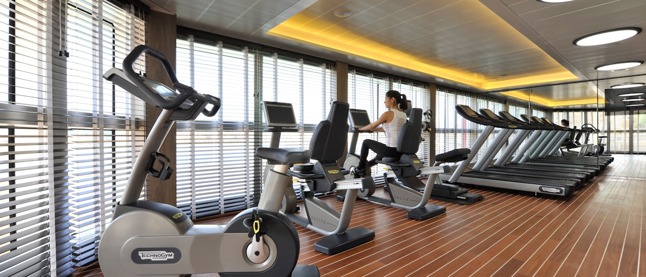 Träna med havsutsikt på ett välutrustat gym