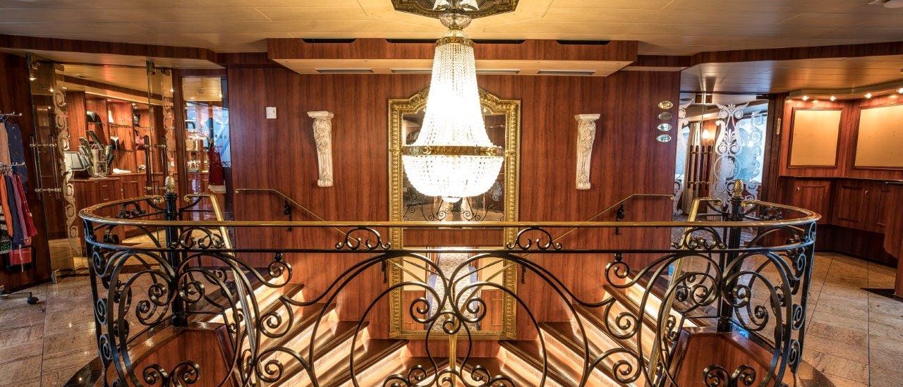 Du välkomnas ombord genom en välkomnande lobby