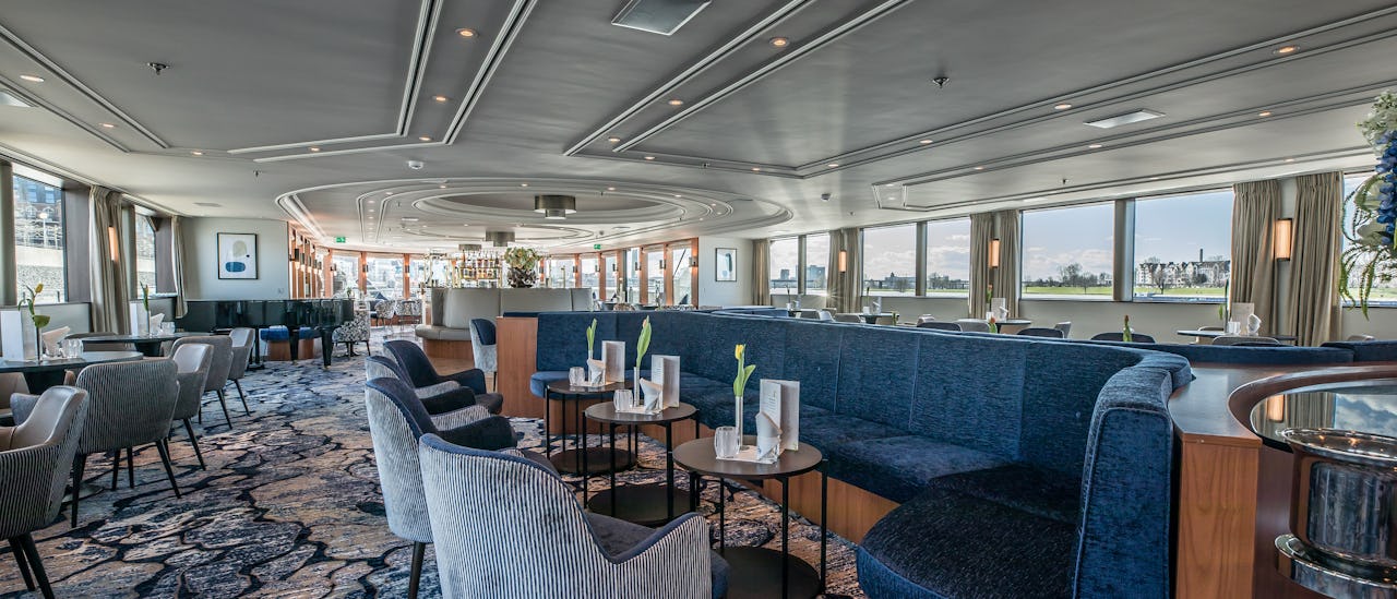 Njut av en drink i Tiara Bar