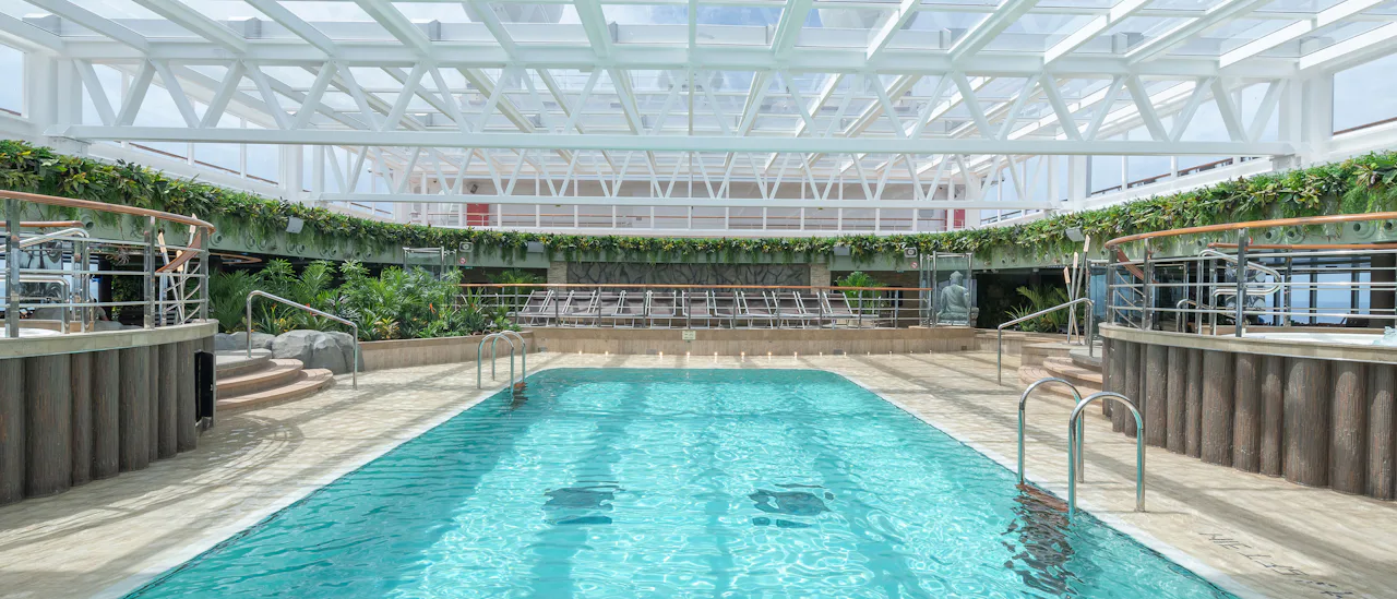 Pool med öppningsbart tak