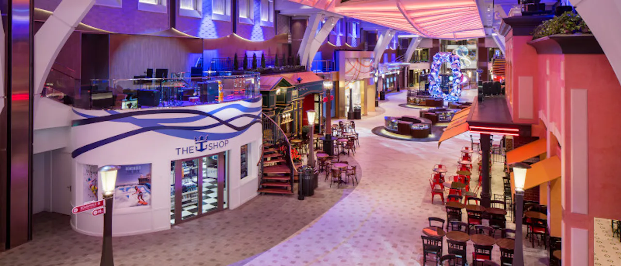 Strosa bland butiker, barer och restauranger på Royal Promenade