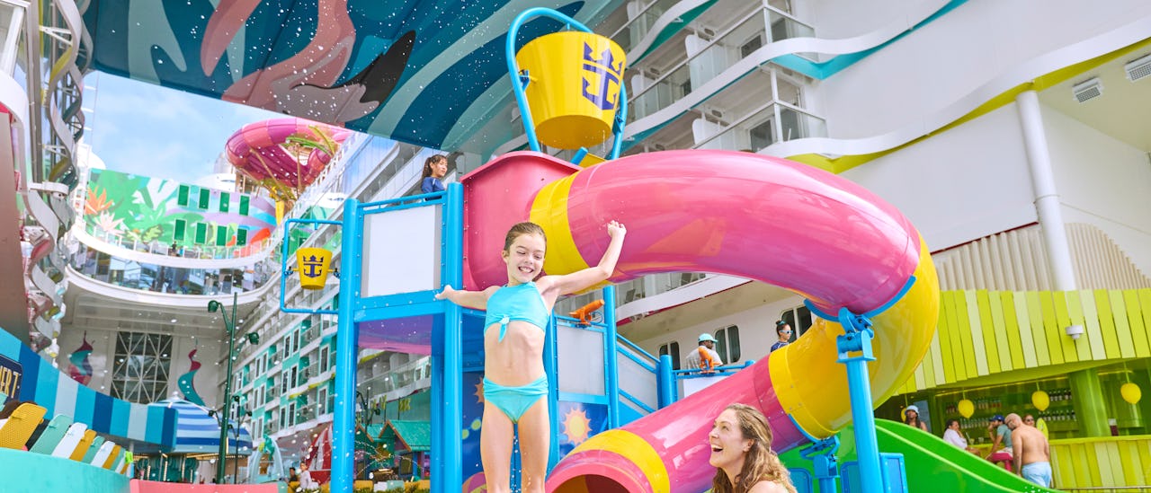 Familjer kommer att ha kul på Surfside där Splashaway Bay och Baby Bay - här finns karusell, pooler, spel och barnklubbar