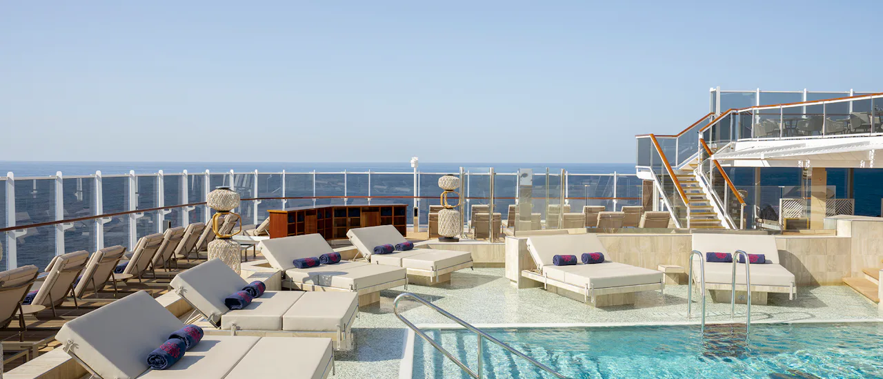 Atoll Pool & Bar - en intim pool med en avkopplande atmosfär