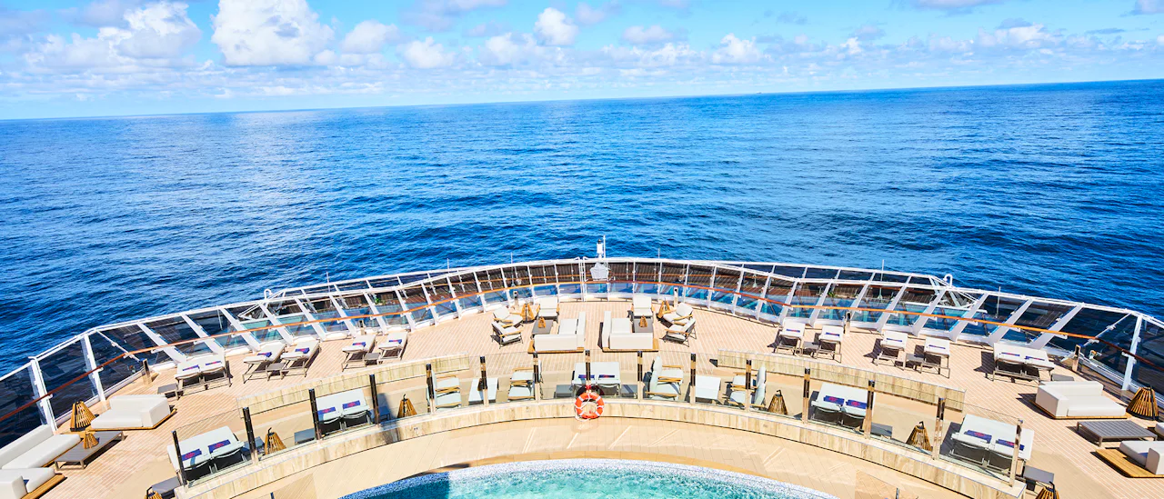 Helios Pool & Bar - en pool- och loungeupplevelse med panoramautsikt (endast för vuxna)