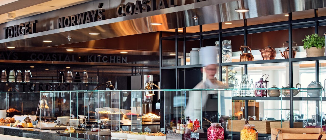 Huvudrestaurangen Torget erbjuder ett urval för alla tre dagliga måltider