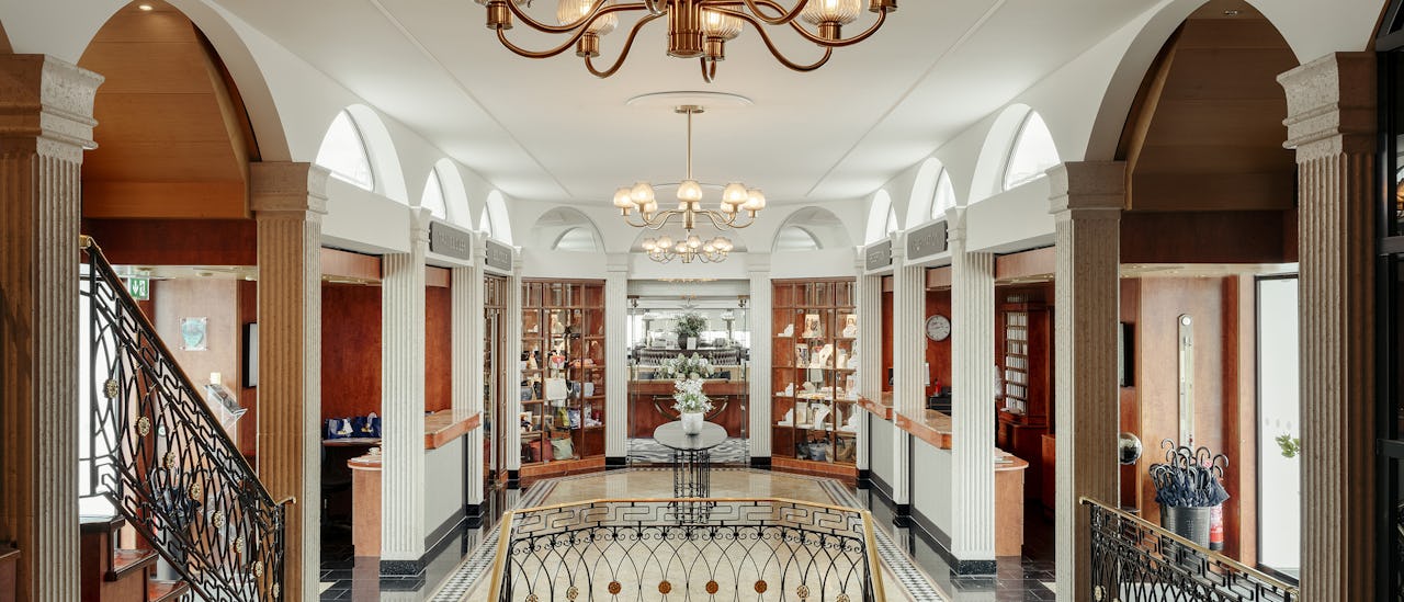 Du välkomnas ombord genom en välkomnande lobby