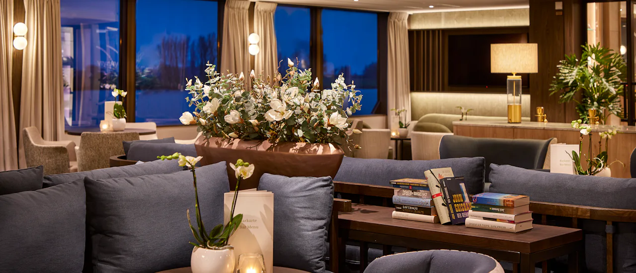 Ruby Deck Bar Lounge har fönster från golv till tak, bekväma sittplatser, dansgolv och ett piano