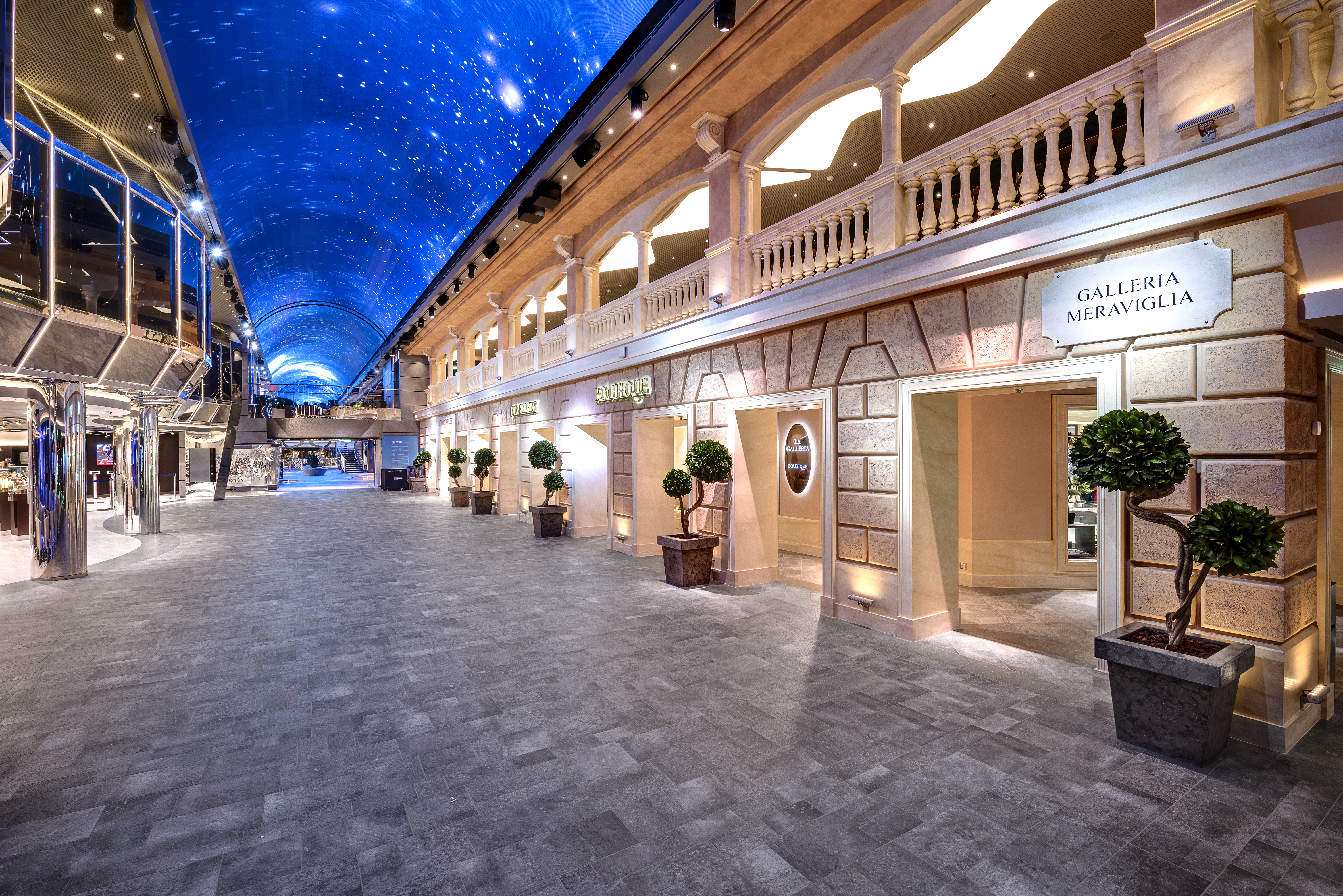 Galleria Meraviglia – en central promenad med butiker och restauranger som på kvällarna sjuder av musik, fester och underhållning