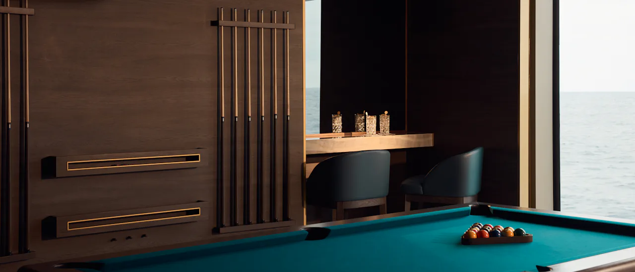 Astern lounge