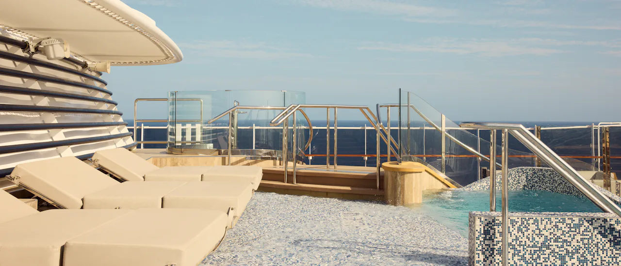 Atoll Pool & Bar – en intim pool med avslappnad stämning