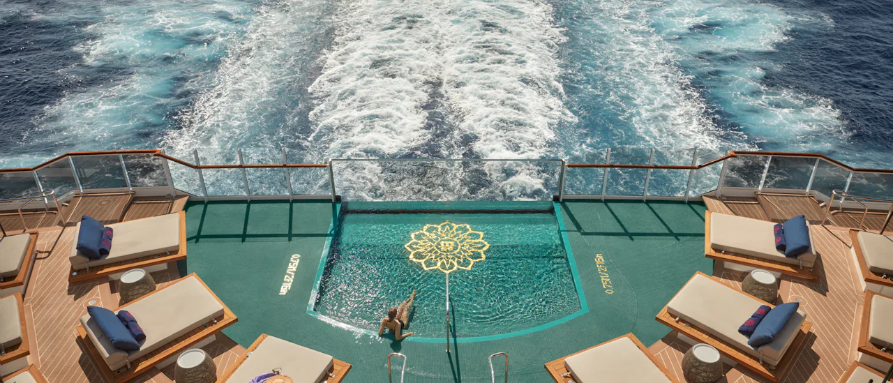 Astern pool – en lounge som är öppen hela dagen för avkoppling vid havet