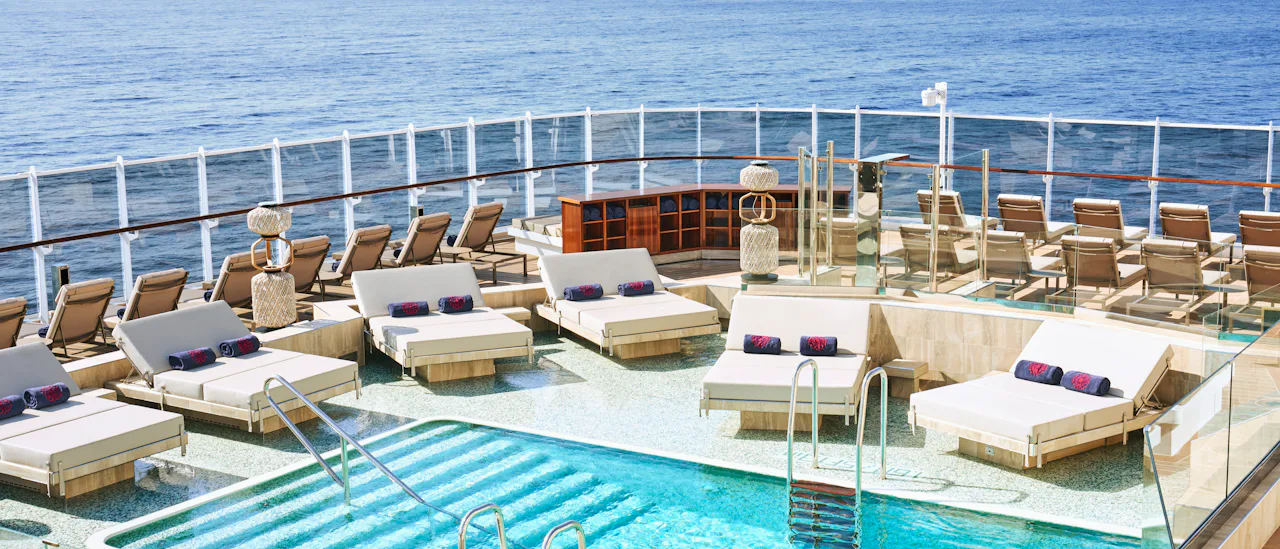 Atoll Pool & Bar – en intim pool med avslappnad stämning