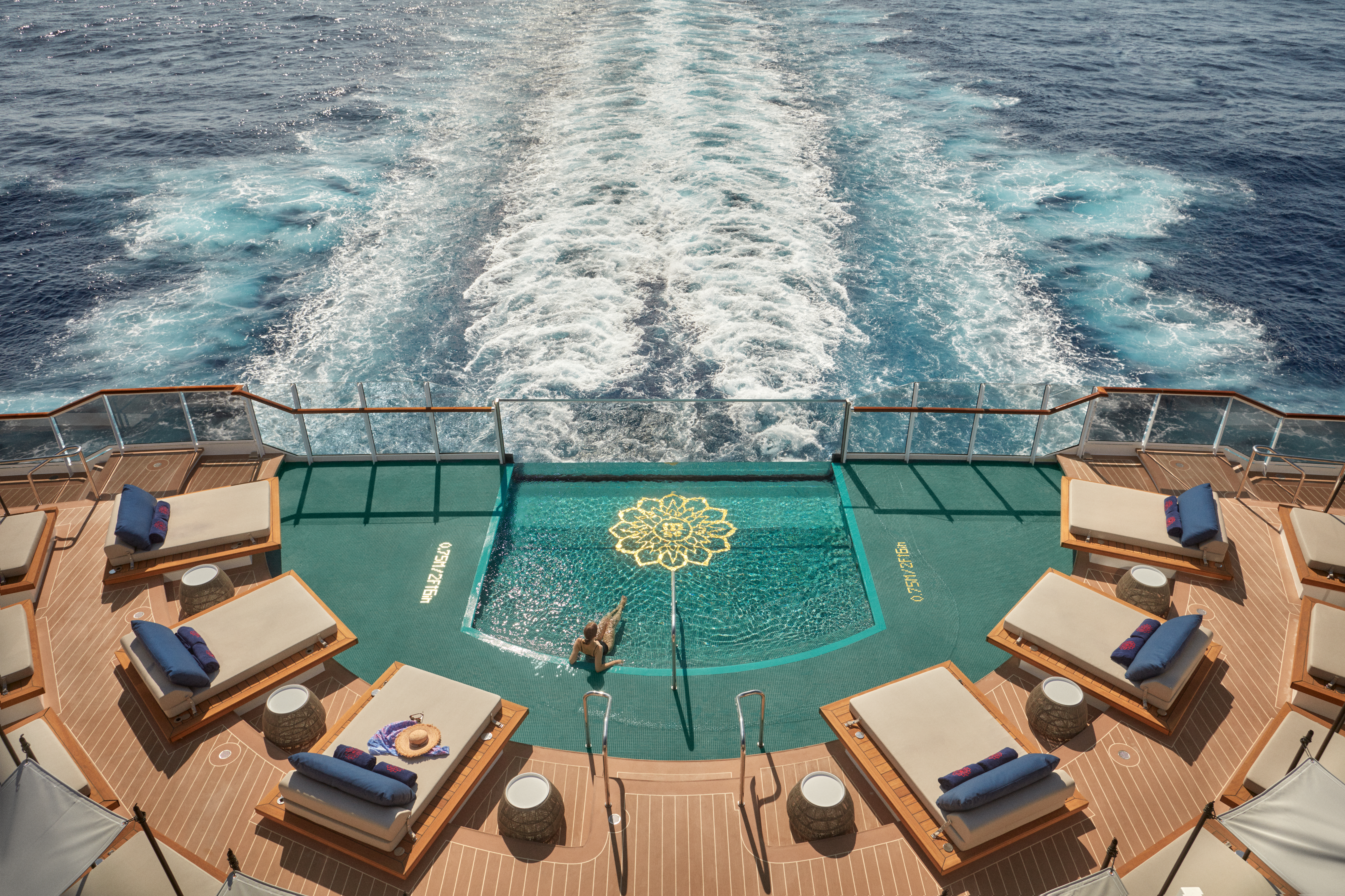Ta ett dopp i Astern Aft Pool