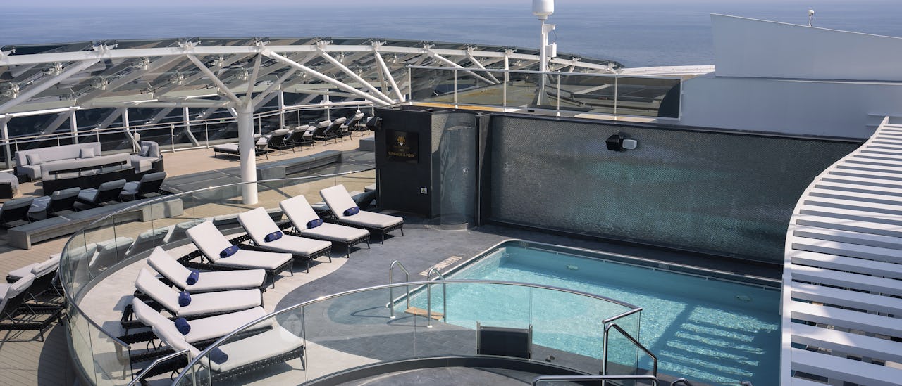 MSC Yacht Club erbjuder en privat upplevelse inklusive en restaurang, lounge, bar, pool och mer