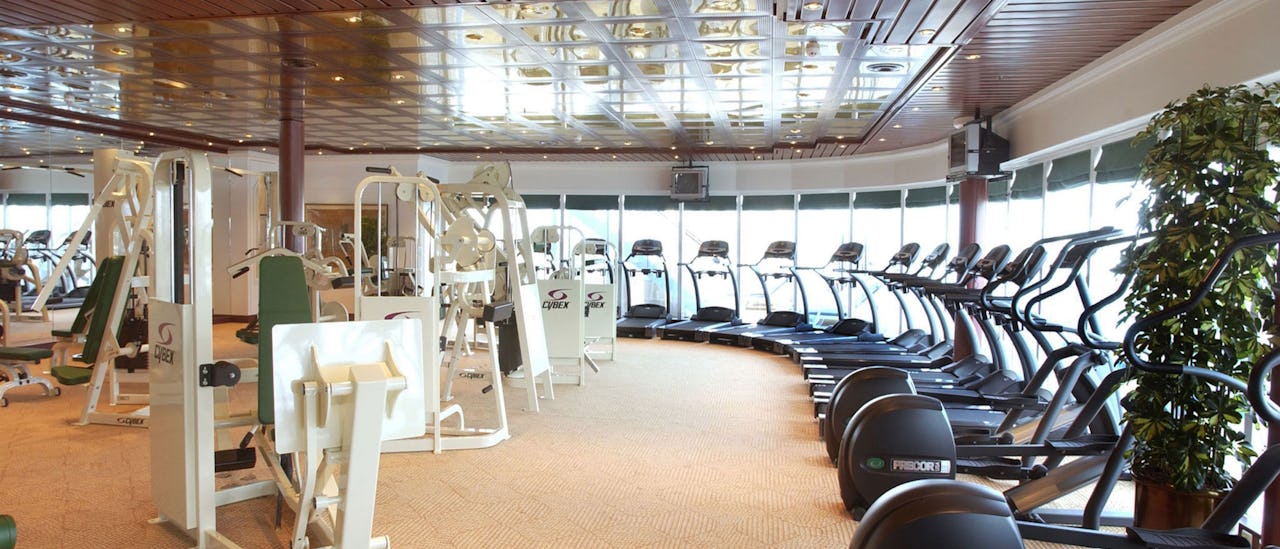 Träna med havsutsikt på ett välutrustat gym