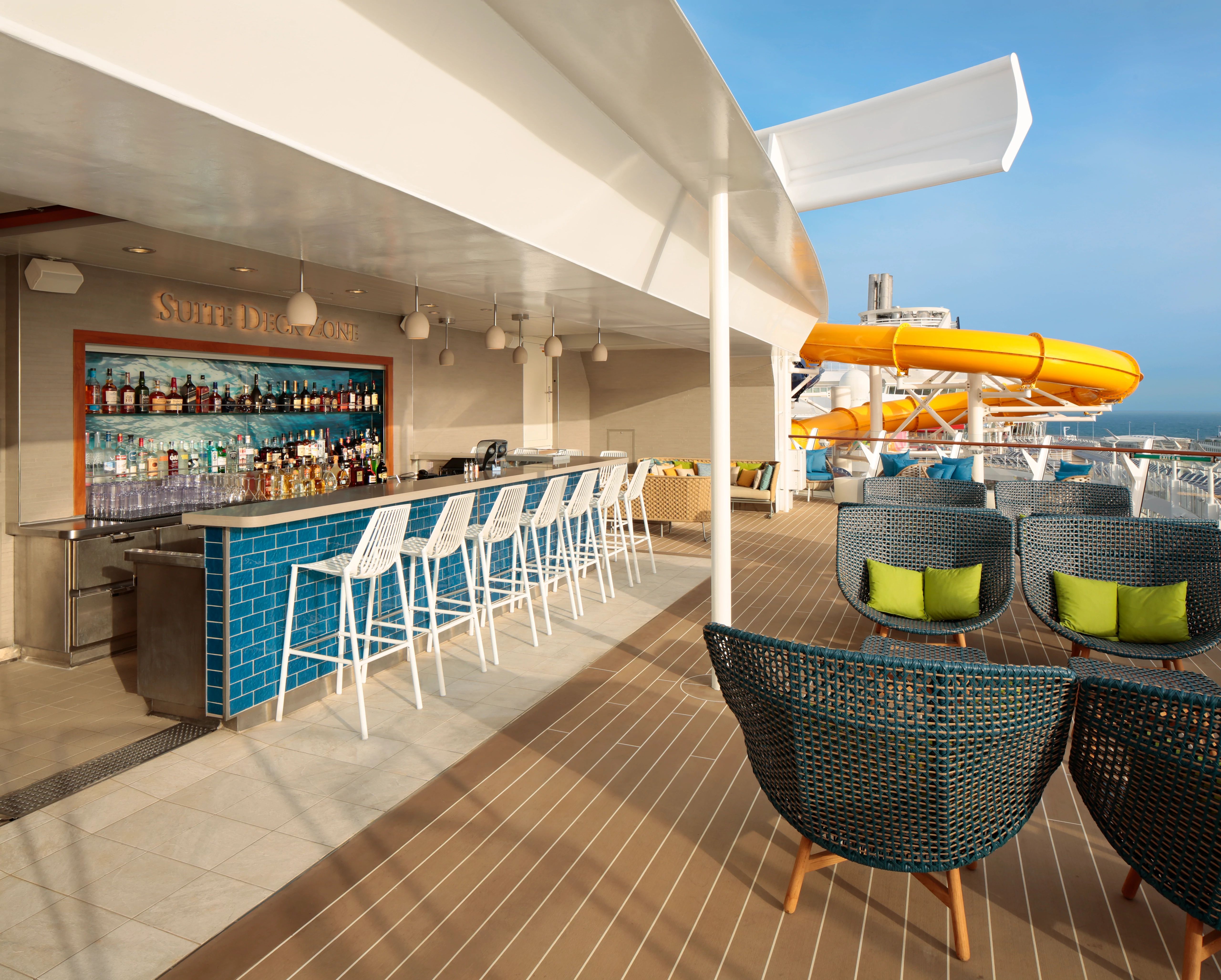 ”Suite Class Neighborhood” är ett exklusivt boendekomplex för VIP-gäster, med en egen restaurang, barlounge och ett eget soldäck.