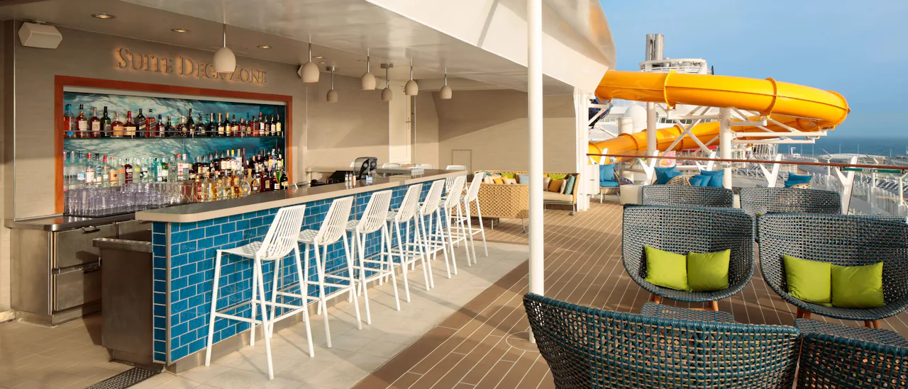 ”Suite Class Neighborhood” är ett exklusivt boendekomplex för VIP-gäster, med en egen restaurang, barlounge och ett eget soldäck.