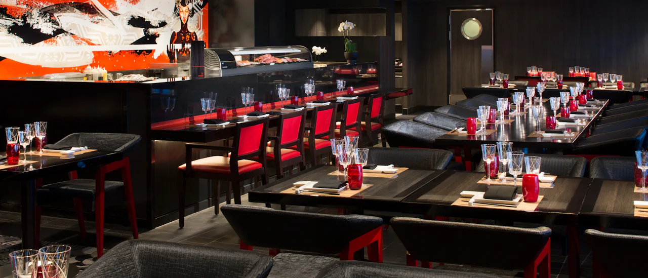 Izumi Teppanyaki Restaurant har en à la carte-meny med hibachi, teppanyaki och sushi.