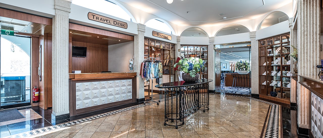 Du välkomnas ombord genom en välkomnande lobby