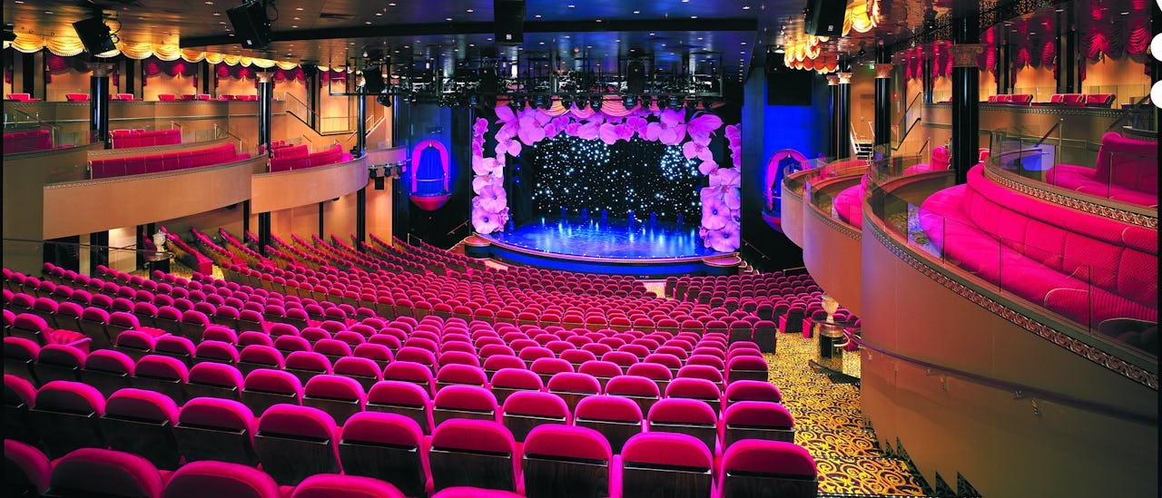 Den tre våningar höga teatern