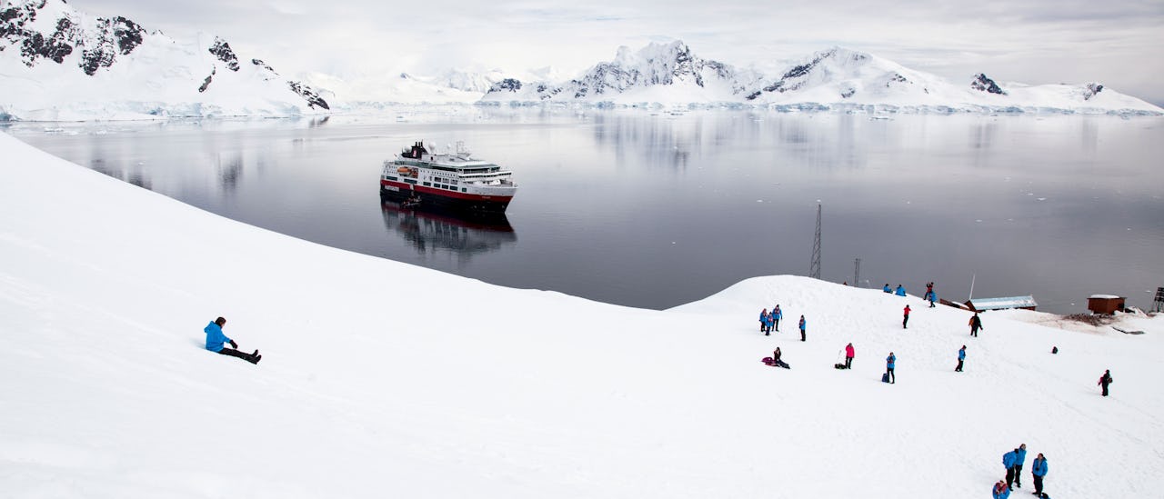 Temat för expeditionslagets arbete varierar beroende på säsong och destination
