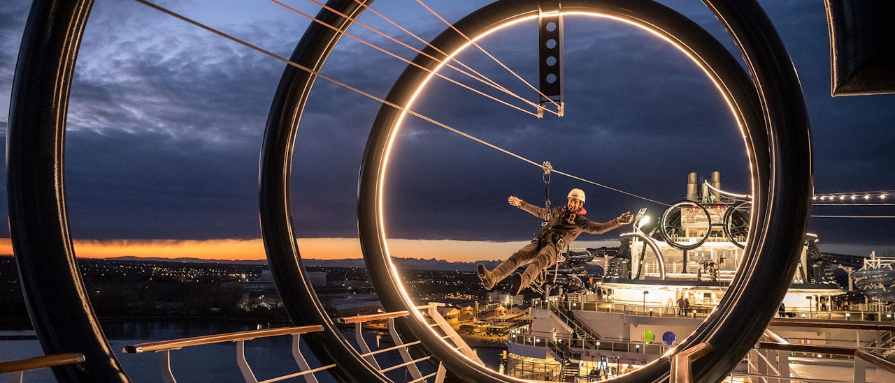 Högst upp finns världens längsta linbana -zipline- till sjöss